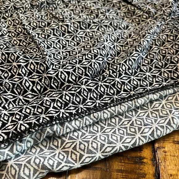 Banana Republic Black and White Geometric Shorts - Picture 6 of 6